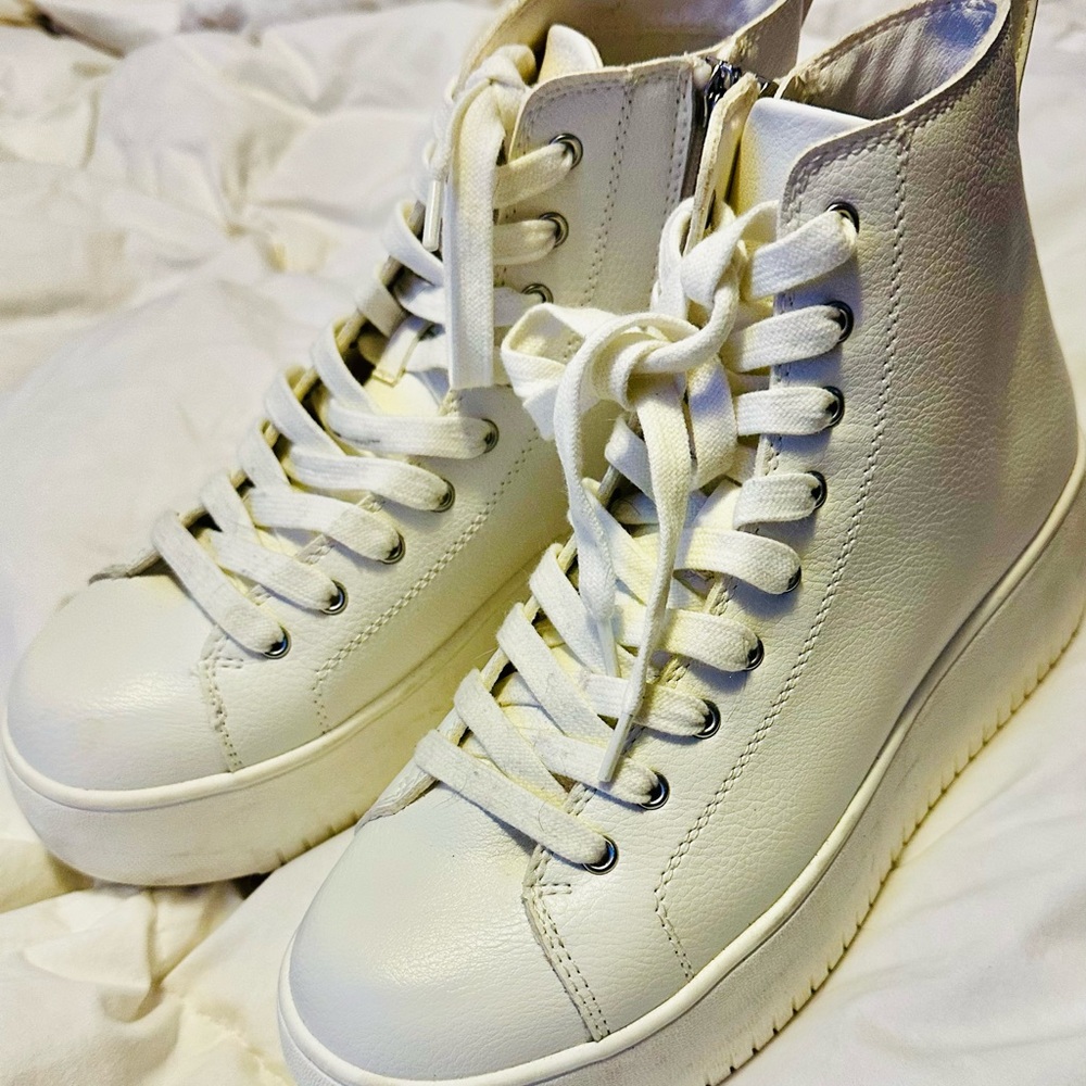 Steve Madden White Sneakers with Textured Leather and Platform Sole